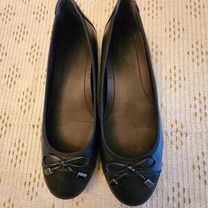 VIONIC SIZE 8M MINNA BLACK W/TEXTURED CAP AND BOW